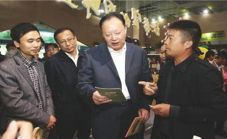浙江省人大常委會副主任茅臨生在省農(nóng)業(yè)廳廳長史濟錫等領導陪同下與玉環(huán)火山茶創(chuàng)始人林招水親切交談。